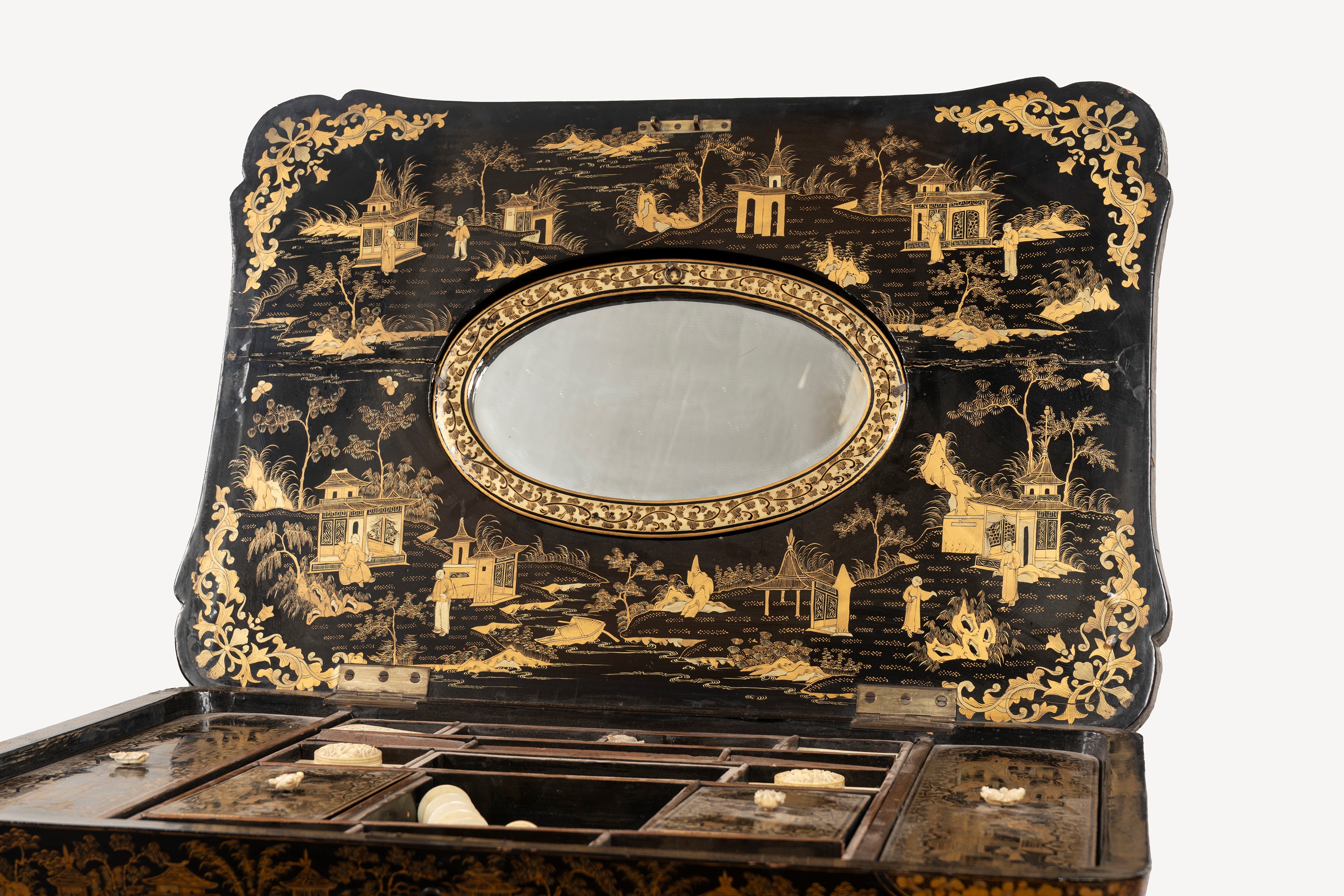 Tavolino da Lavoro in Lacca Decorato a Chinoiserie, Secolo XIX