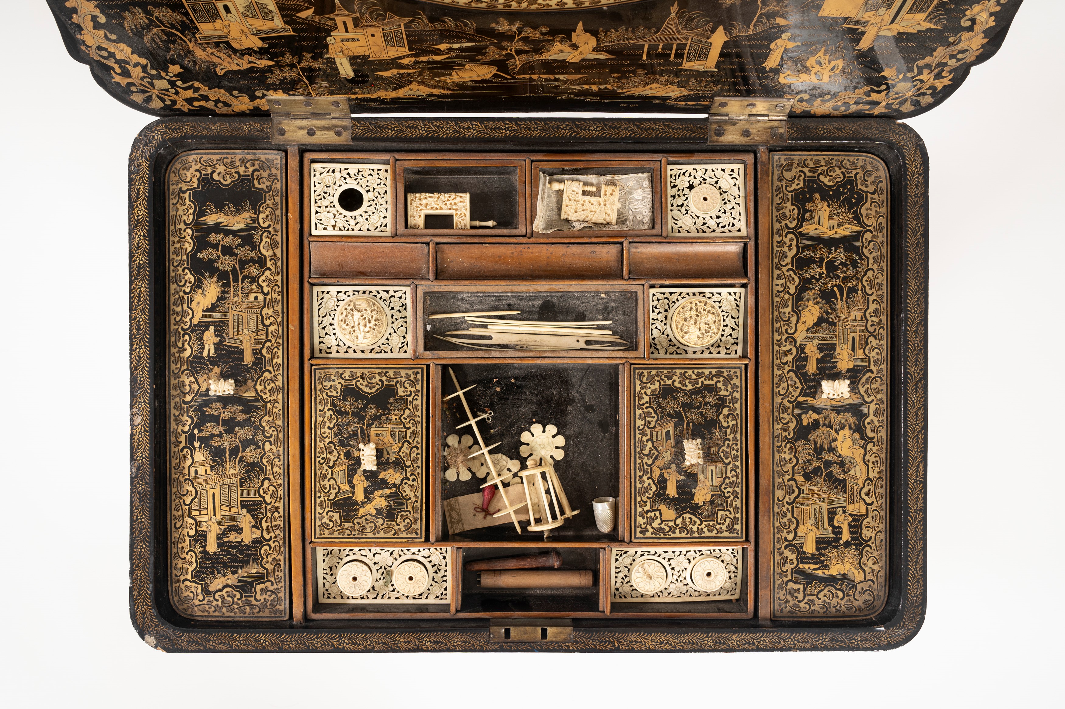 Tavolino da Lavoro in Lacca Decorato a Chinoiserie, Secolo XIX