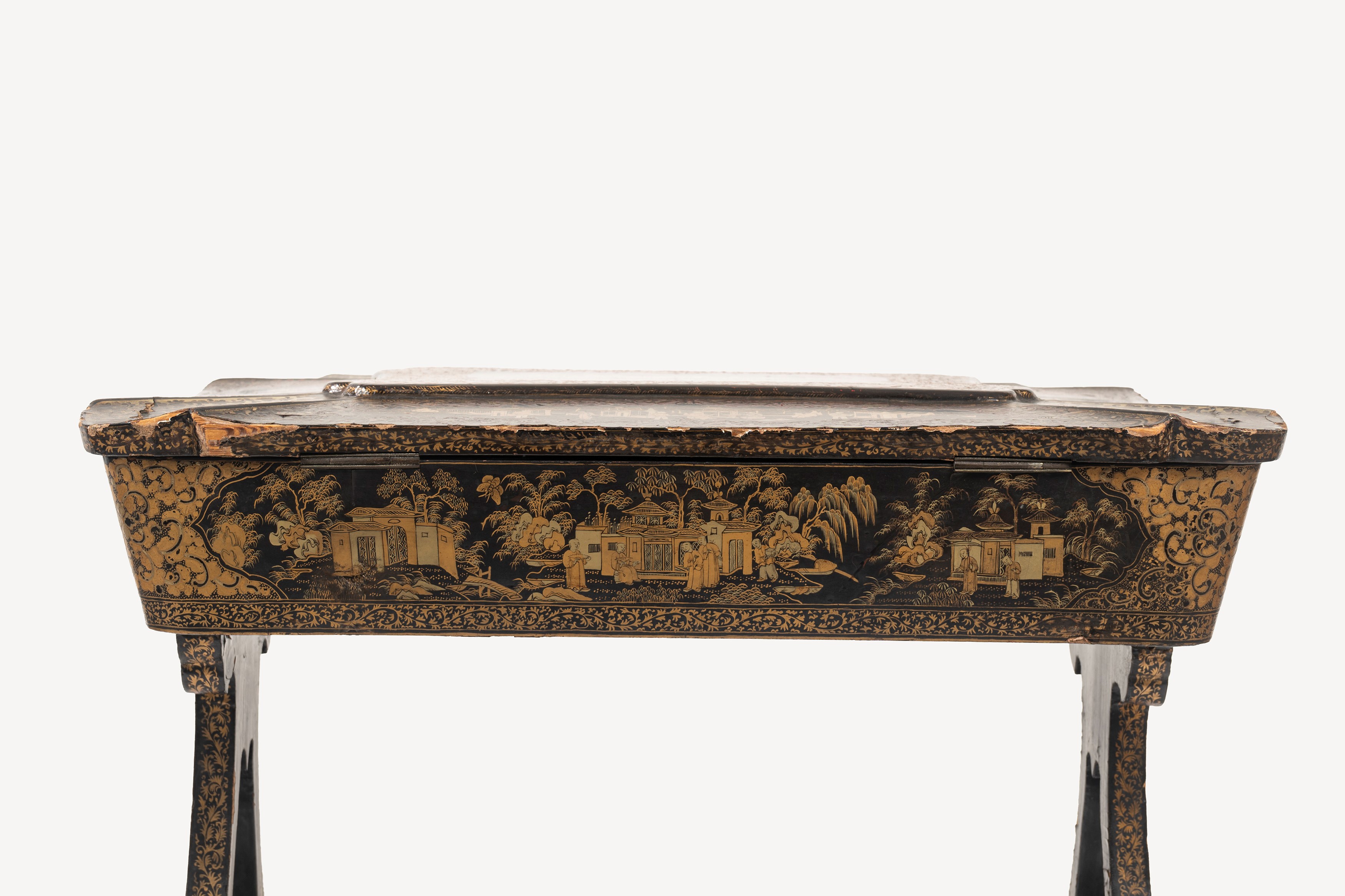 Tavolino da Lavoro in Lacca Decorato a Chinoiserie, Secolo XIX