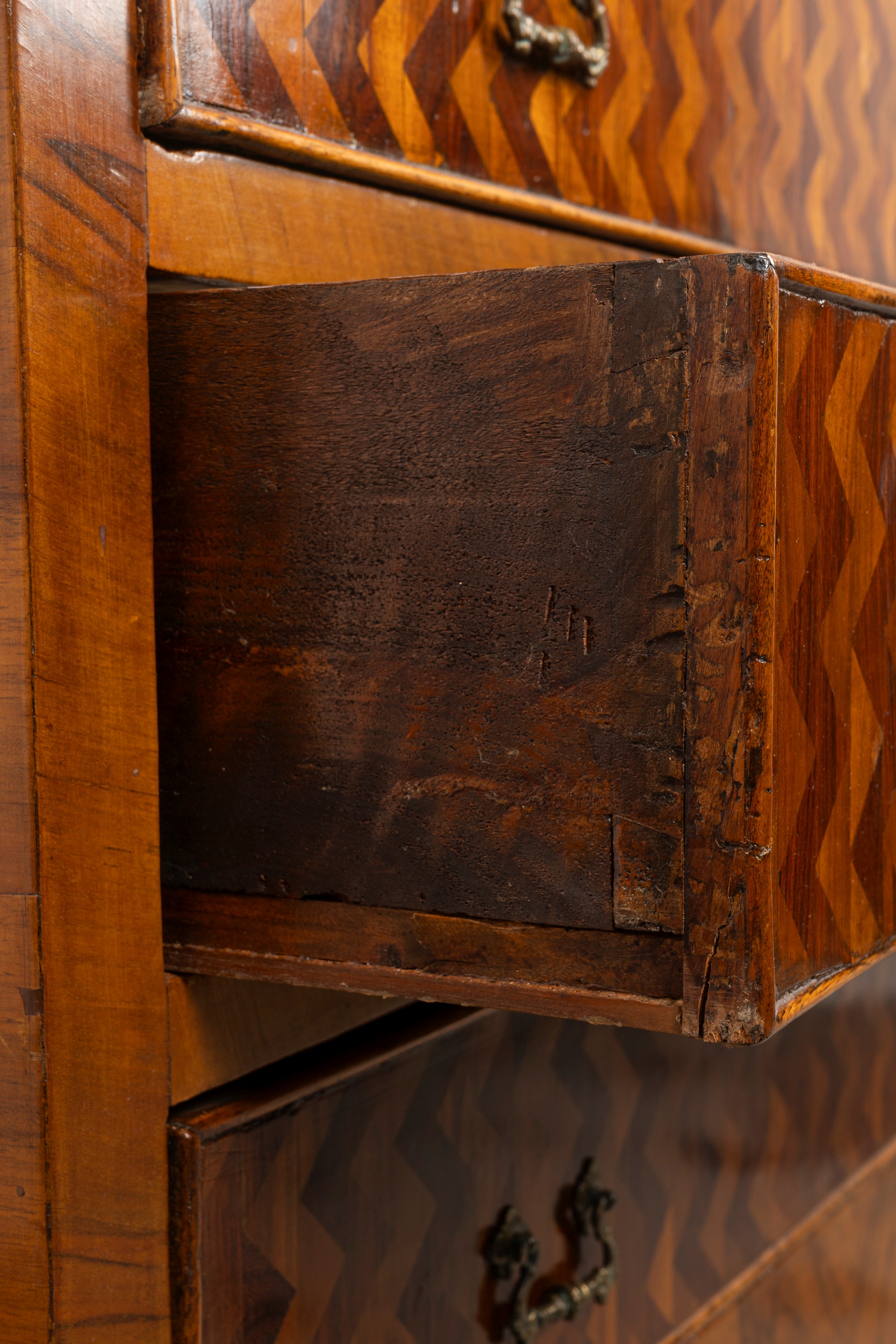 Ribalta in legno intarsiato a motivi geometrici, secolo XVIII