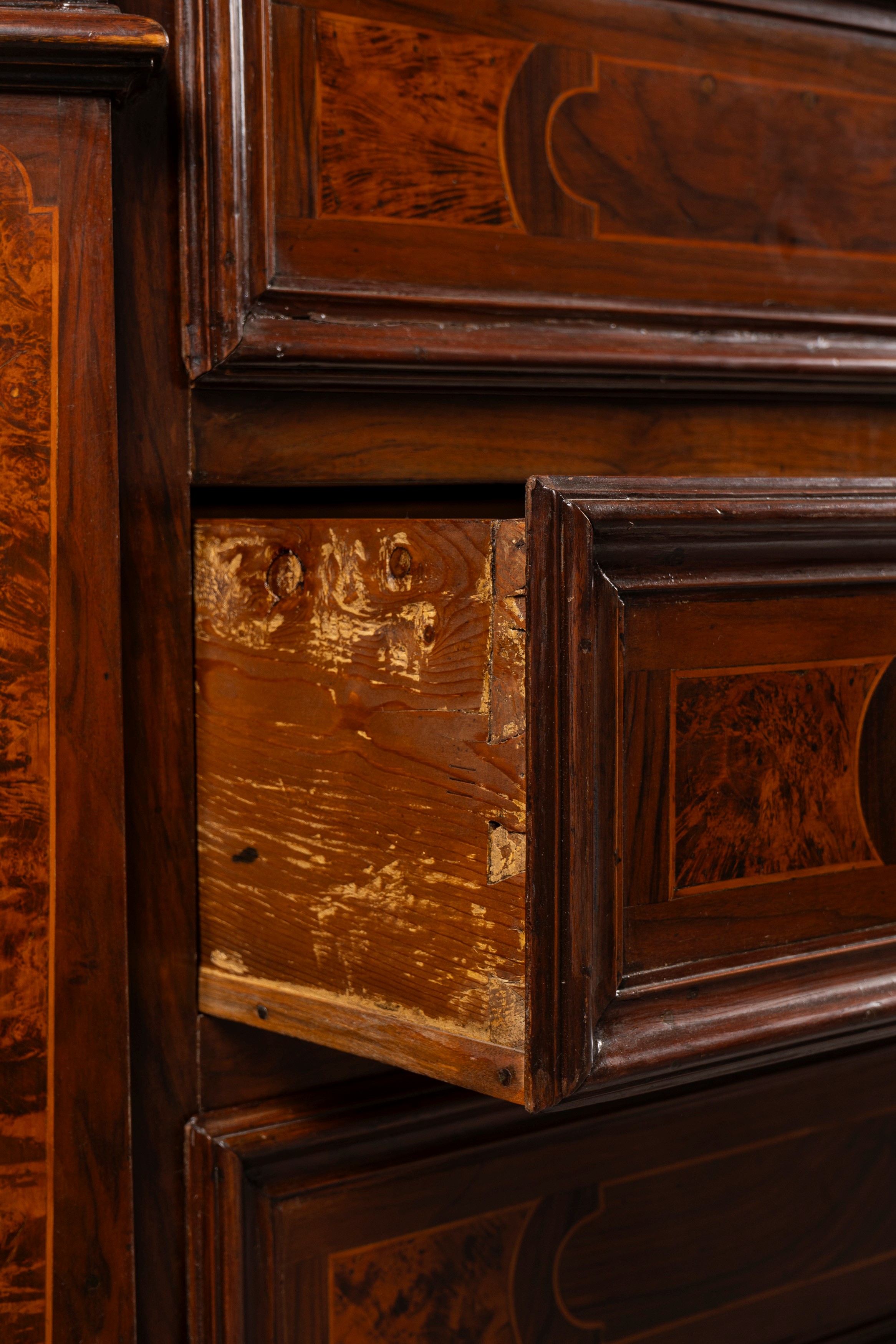 Grande credenza a due corpi, Francoforte secolo XVIII