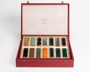 Scatola contenente una collezione di 14 accendini diversi