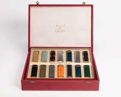 Collezione di 14 accendini, metallo dorato e lacche colorate