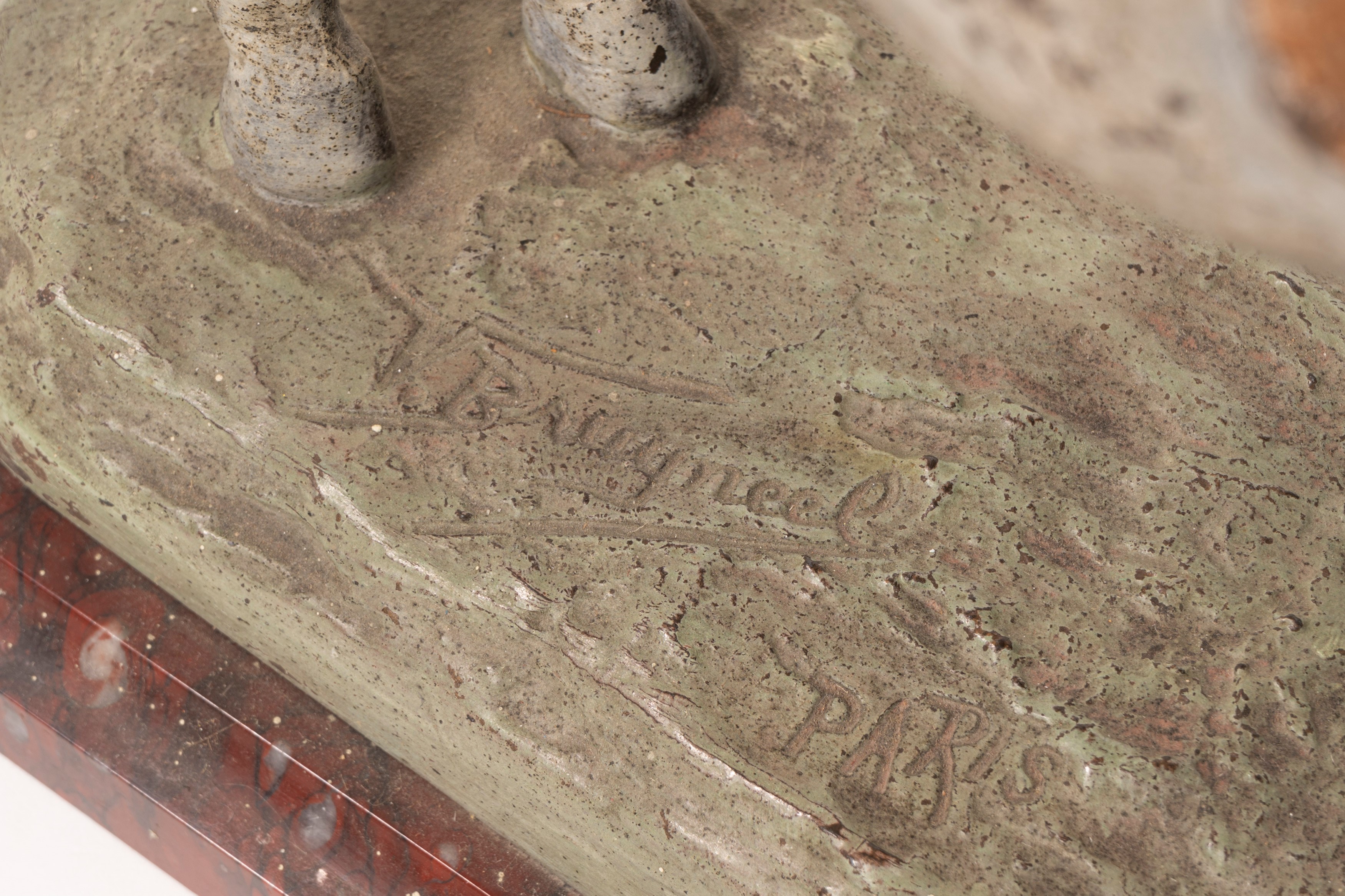 Giovane dama a cavallo di un mulo