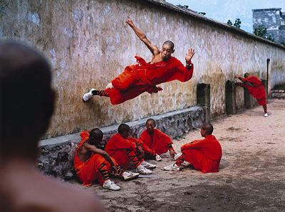 Shaolin Monks Running on Wall, Stampa a getto d'inchiostro vintage, 2004