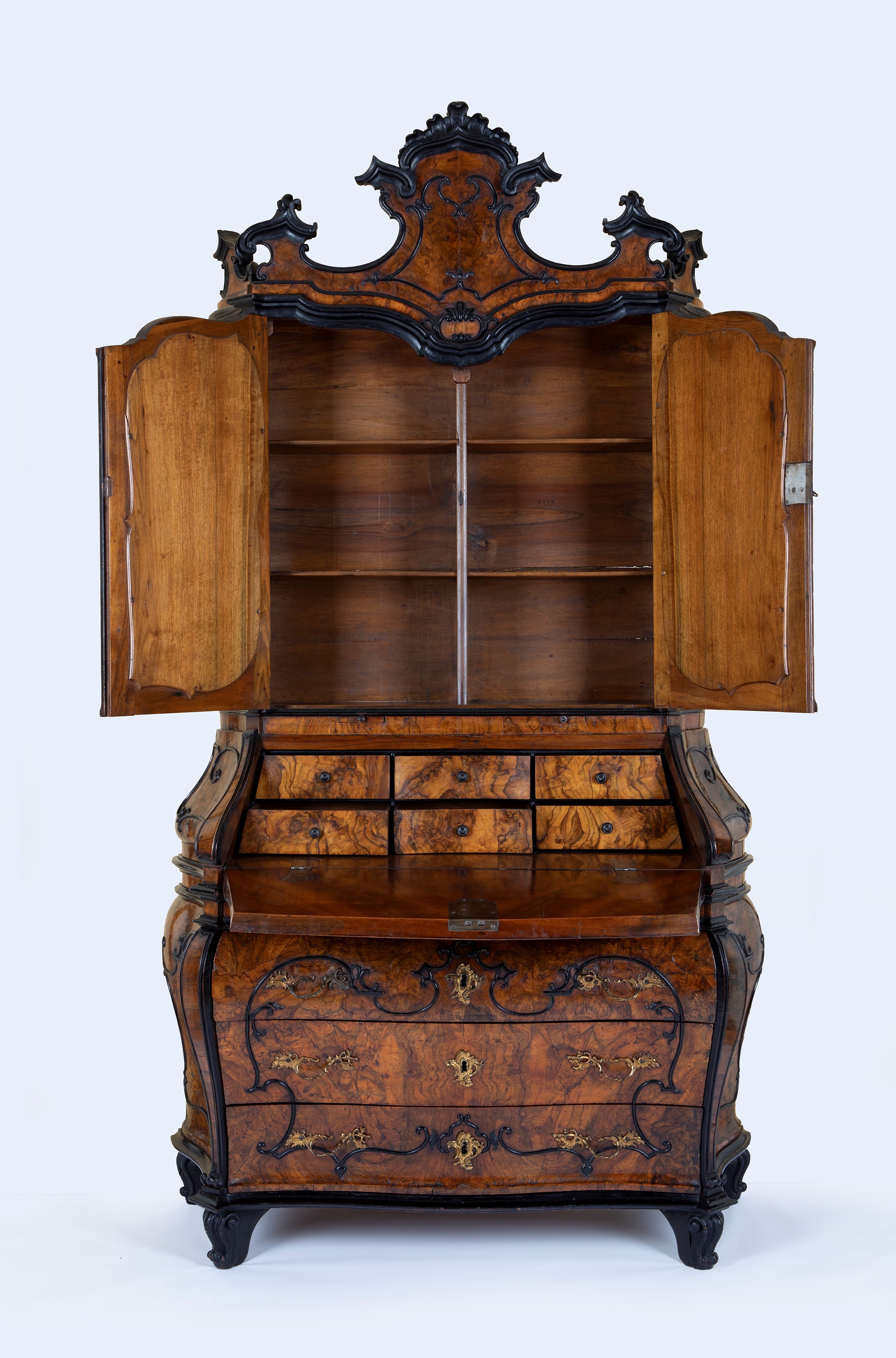 Fratelli Valentini, Milano 1763. Cassettone a ribalta con alzata a specchi