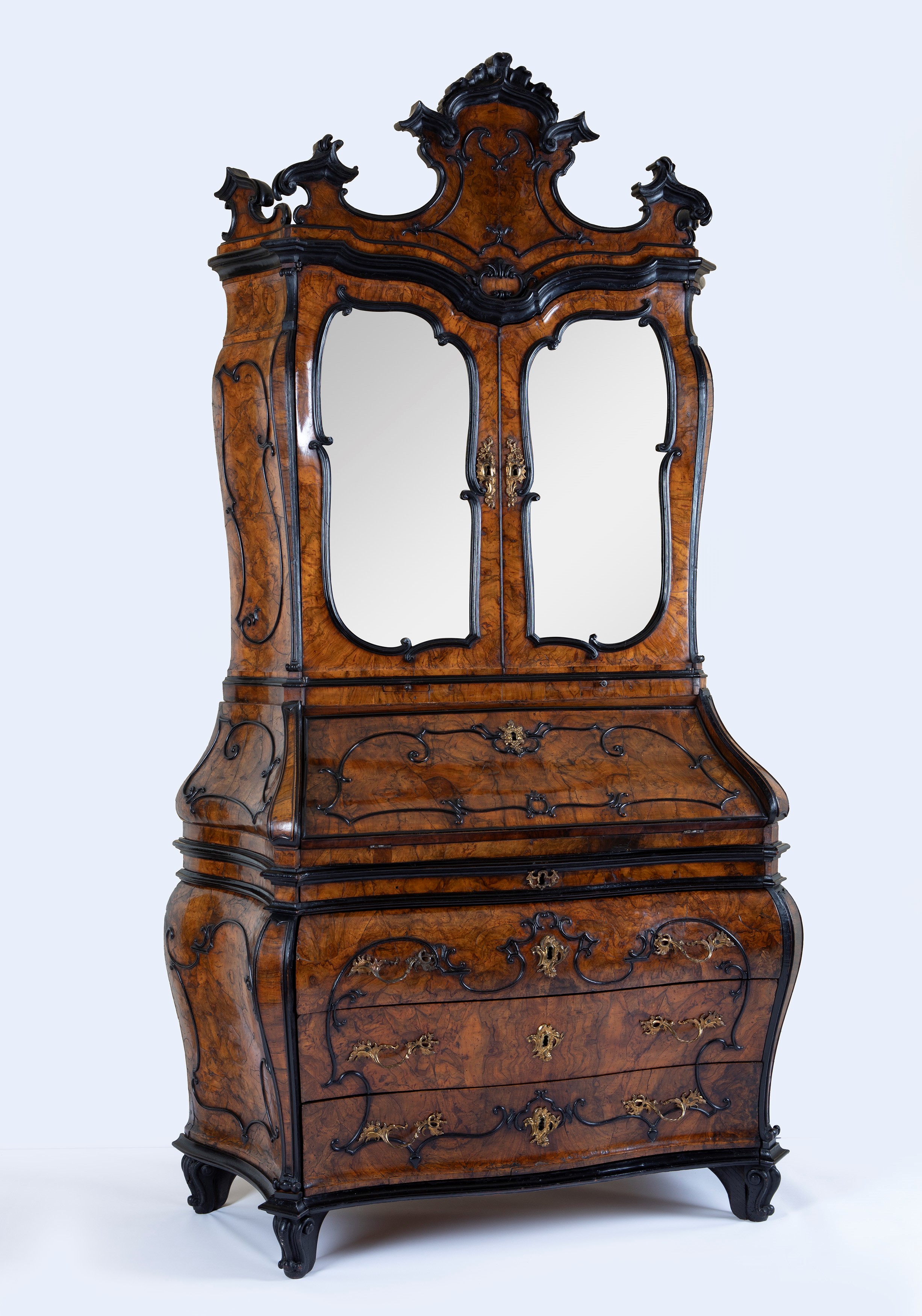 Fratelli Valentini, Milano 1763. Cassettone a ribalta con alzata a specchi