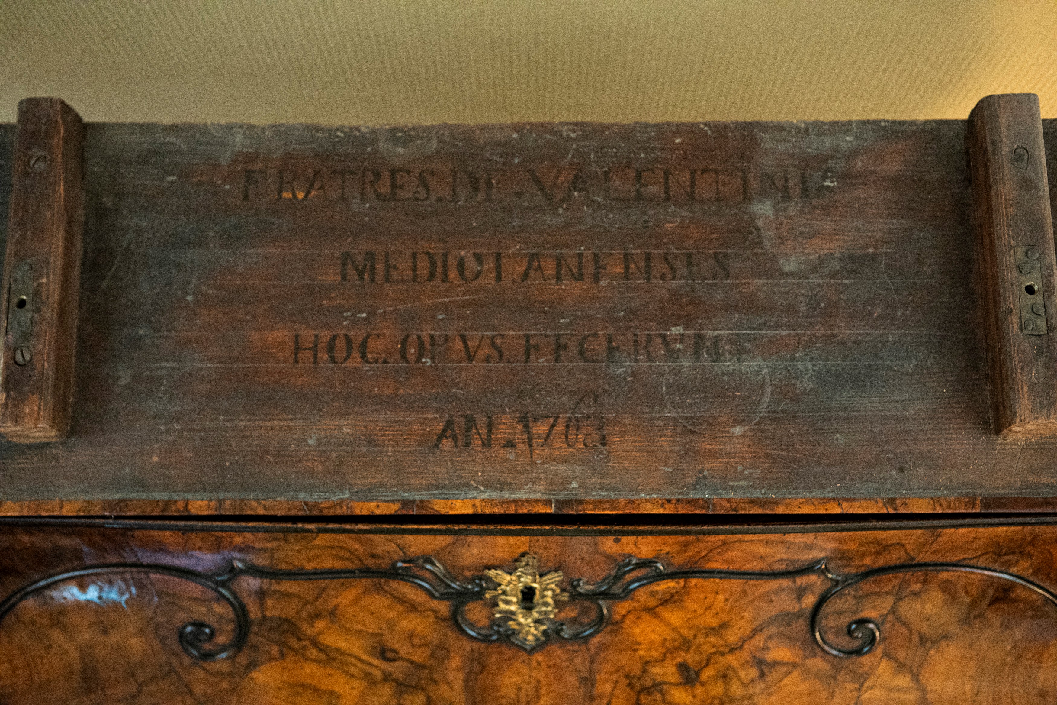 Fratelli Valentini, Milano 1763. Cassettone a ribalta con alzata a specchi