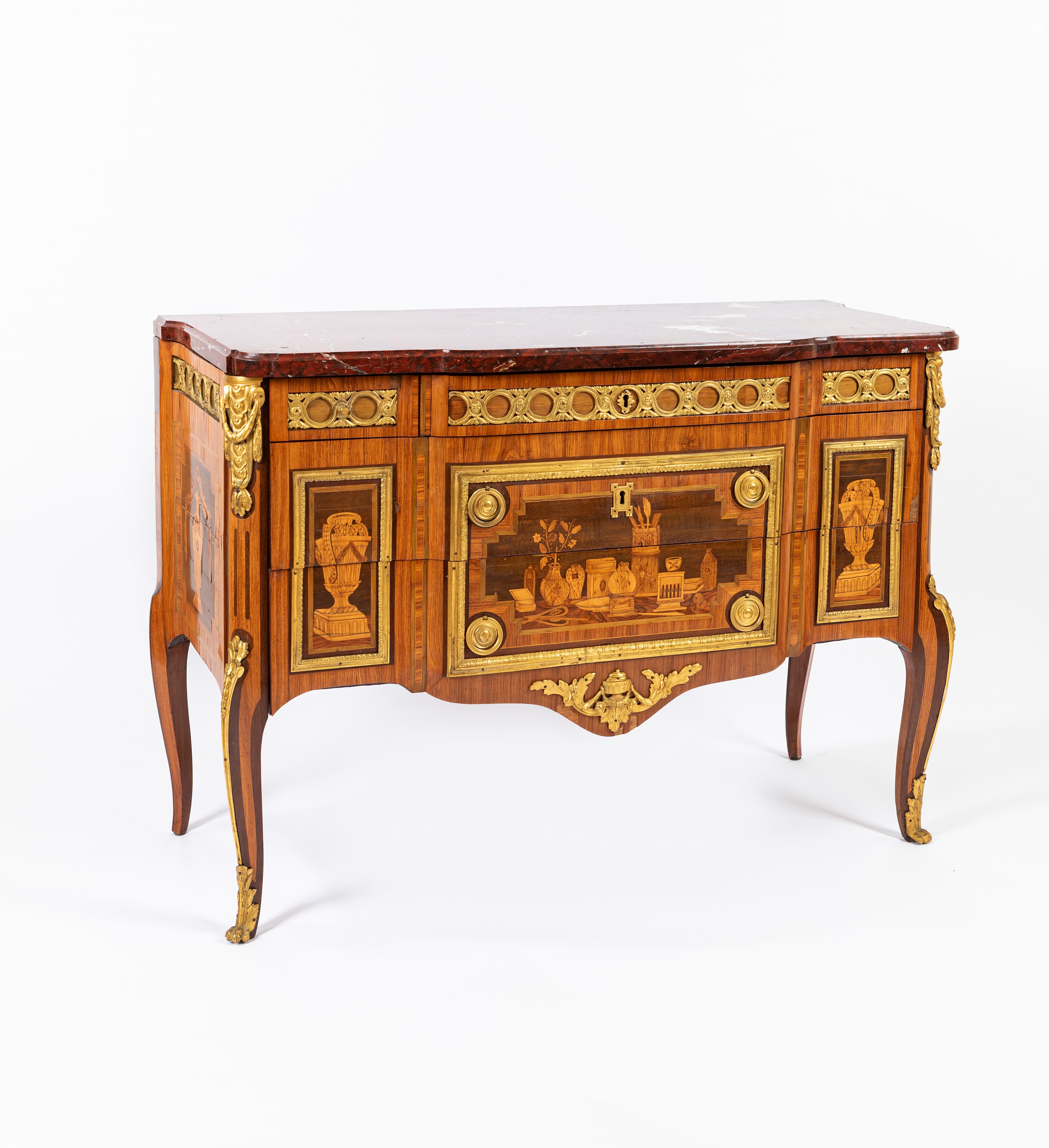 Commode, Transizione Luigi XV/XVI, lastronata e intarsiata in bois de violette, acero e amaranto