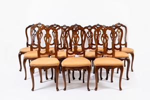 Suite di dodici sedie in noce