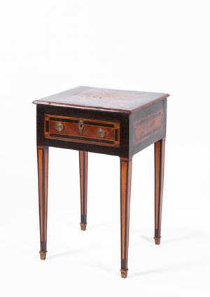 Tavolino da centro impiallacciato e filettato in legni vari