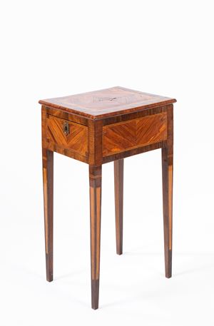 Tavolino lastronato in bois de rose e bois de violette