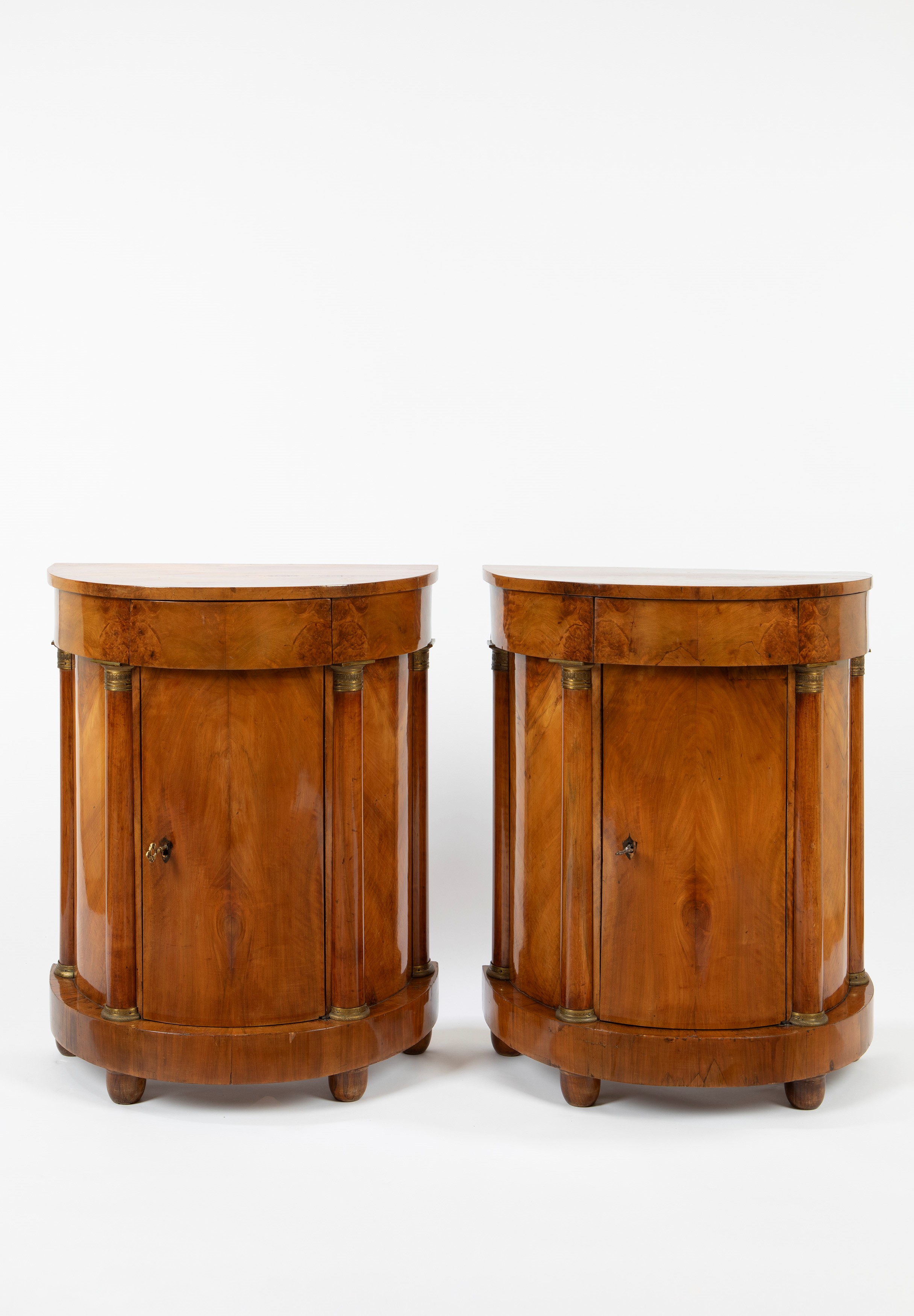 Coppia di credenze Impero a mezza luna in radica di noce