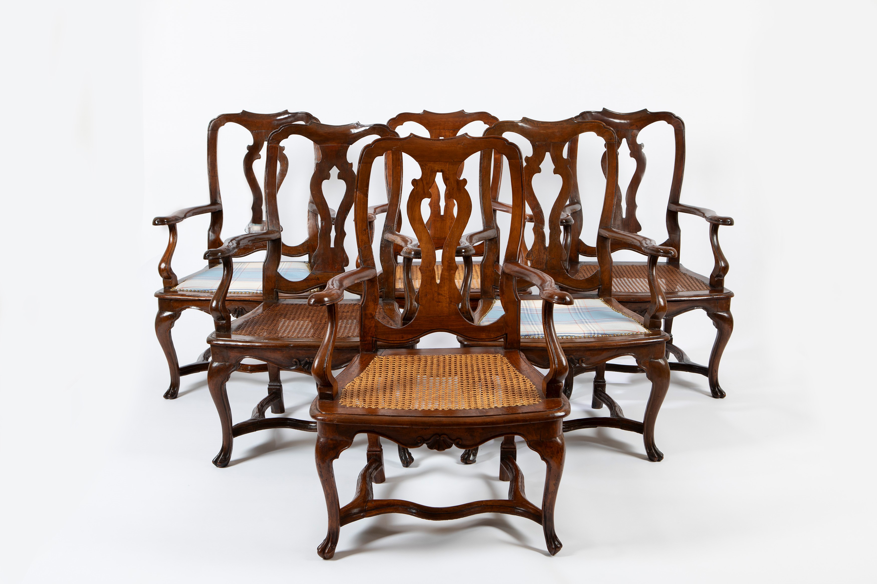 Suite di sei poltrone in noce