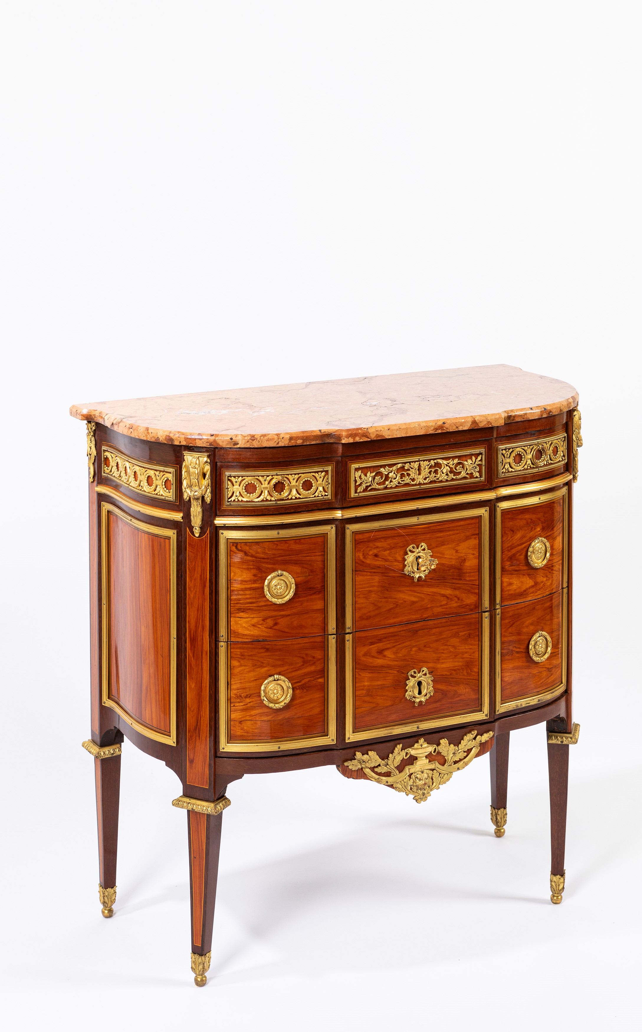 Piccola commode lastronata e filettata in legni di frutto, amaranto e sicomoro, stampigliata F. R...