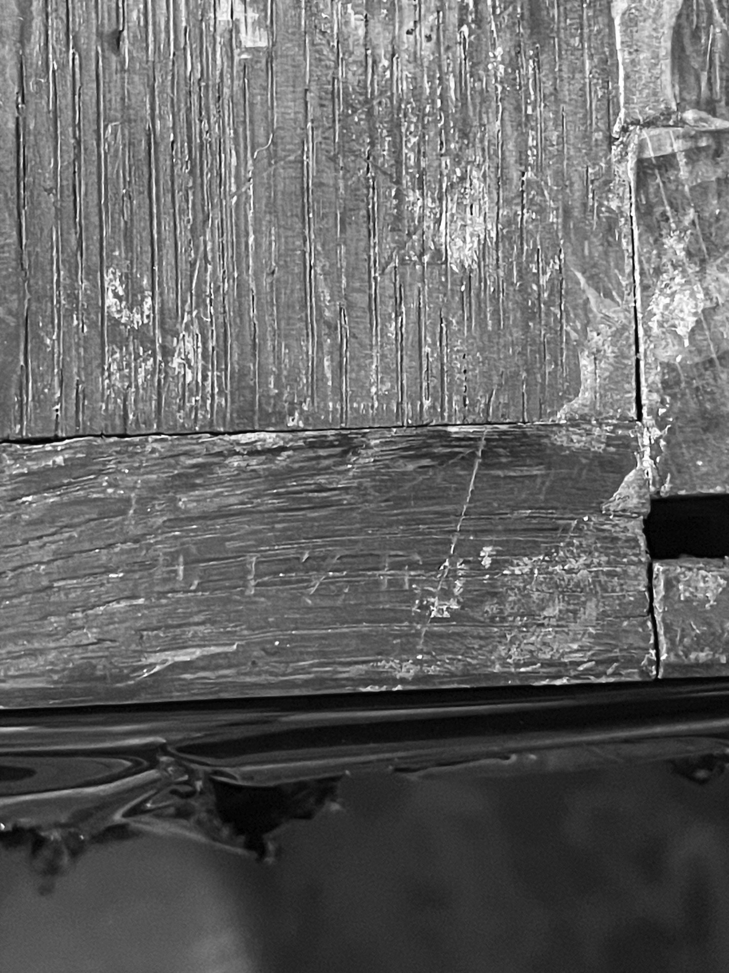 Piccola commode lastronata e filettata in legni di frutto, amaranto e sicomoro, stampigliata F. R...