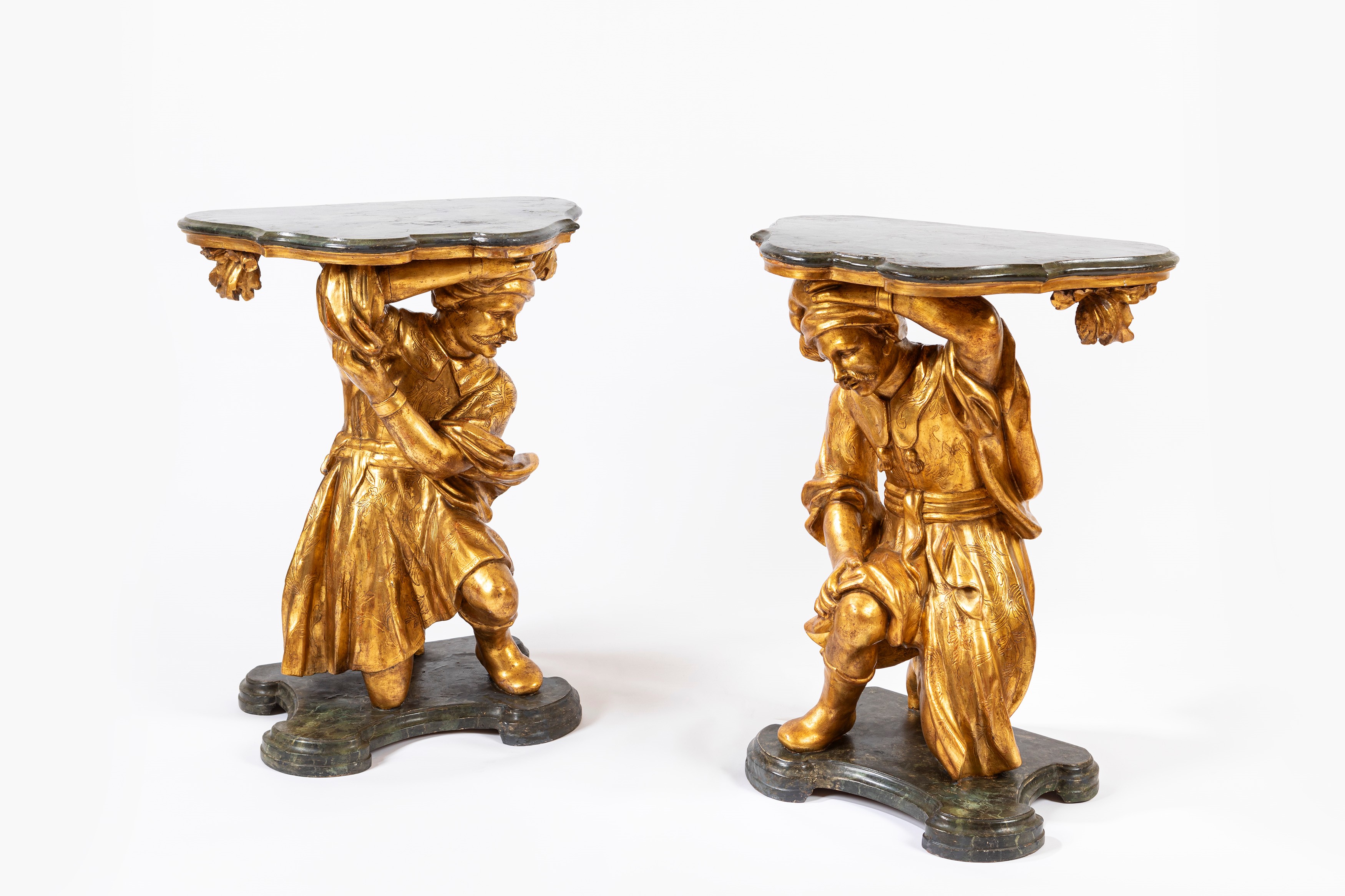 Coppia di consoles in legno scolpito e dorato