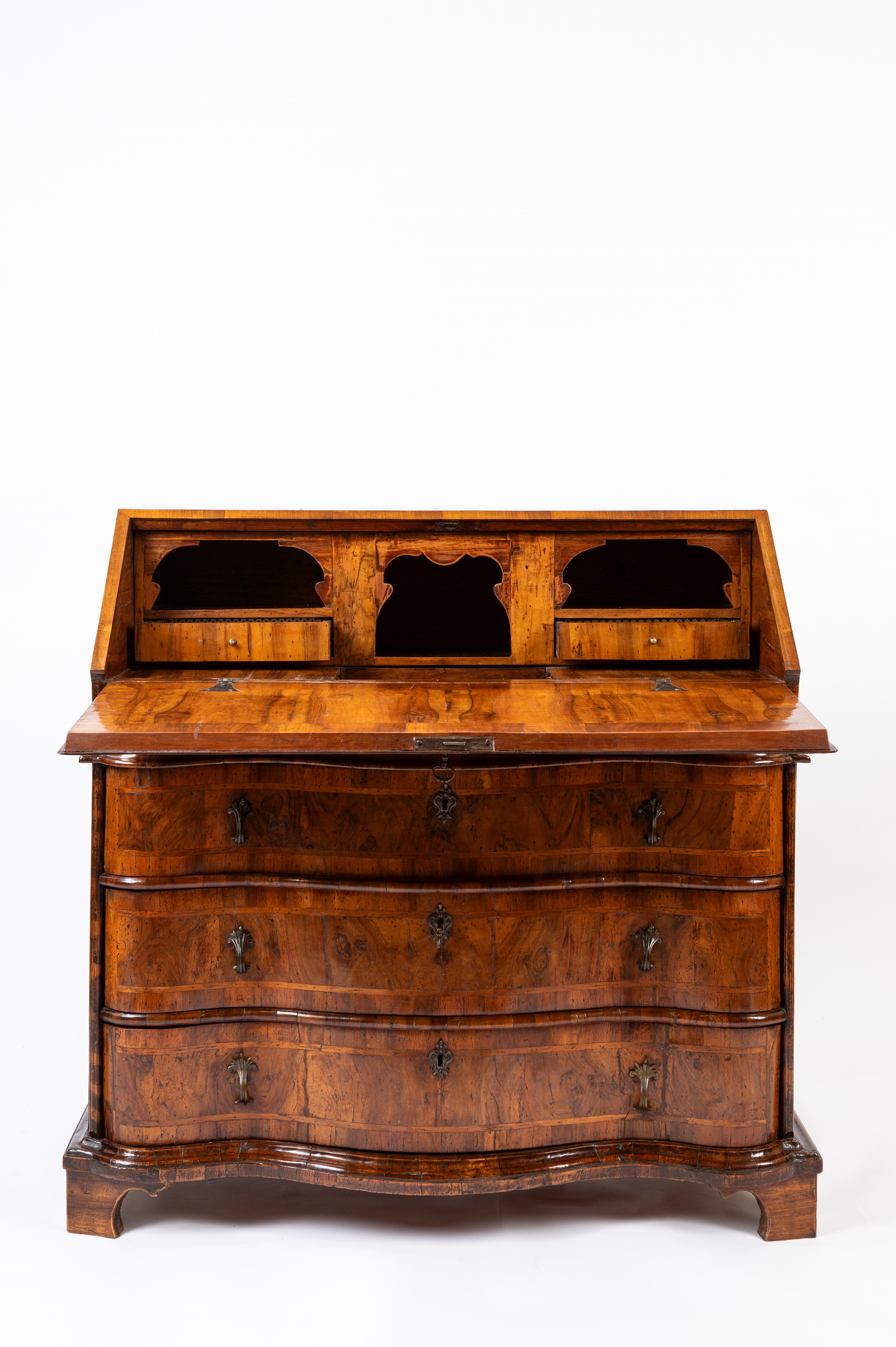 Cassettone a ribalta lastronato in noce e radica e filettato