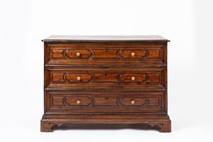 Walnut chest of drawers