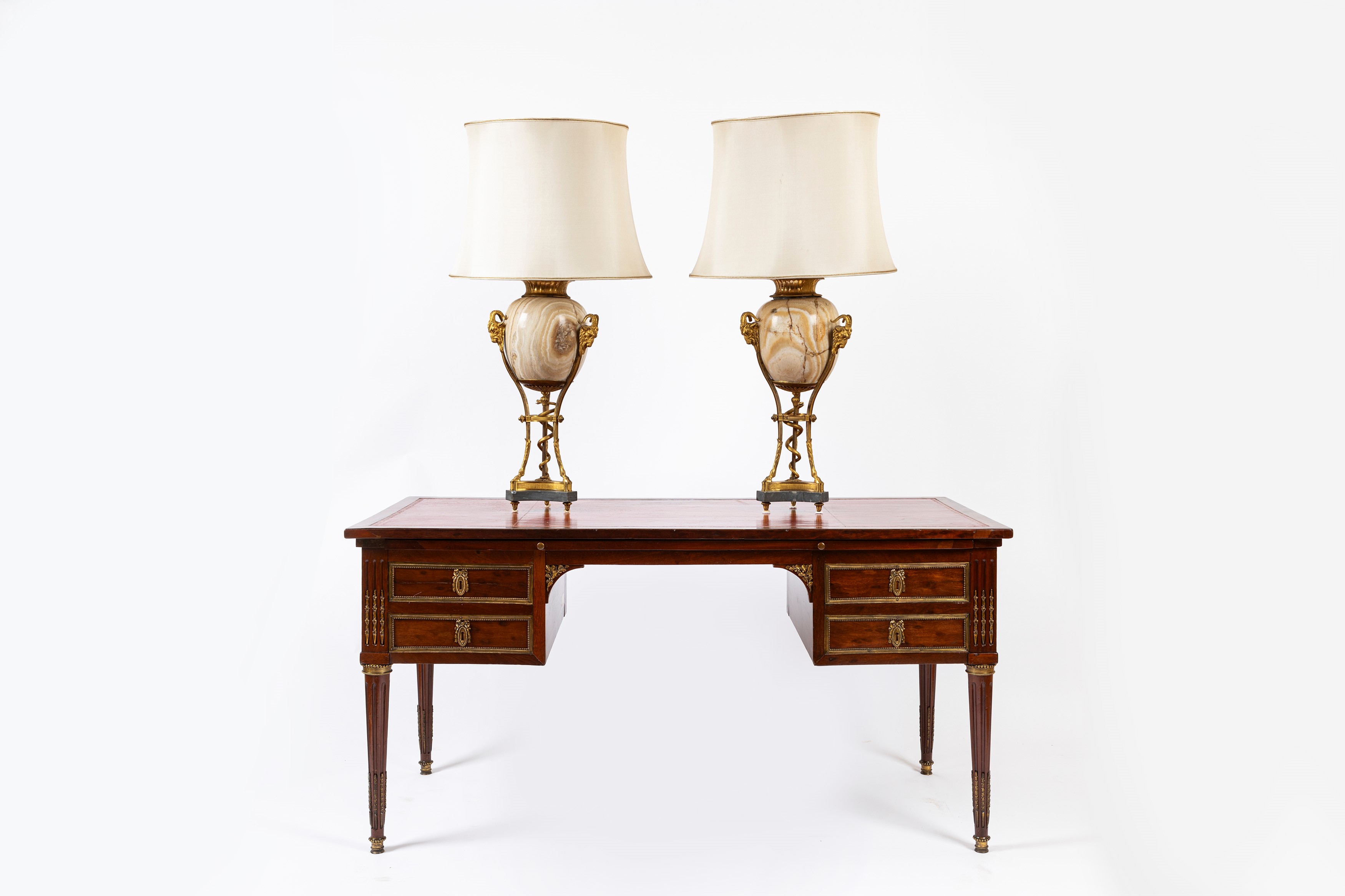 Coppia di vasi neoclassici in alabastro montato in bronzo dorato, h cm 60