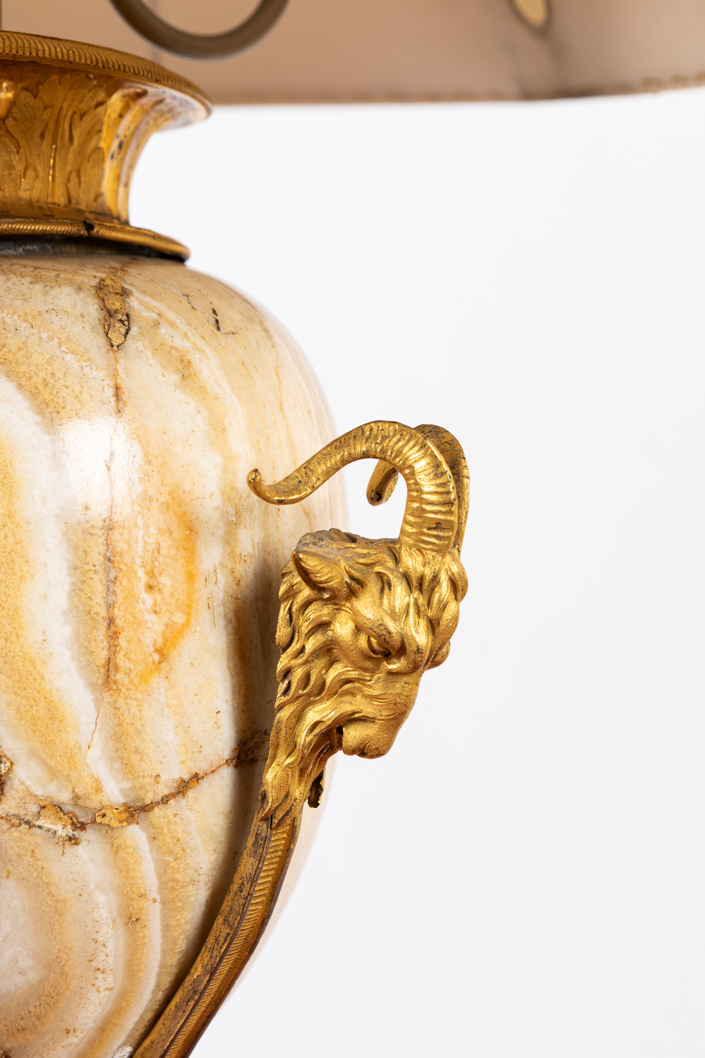 Coppia di vasi neoclassici in alabastro montato in bronzo dorato, h cm 60