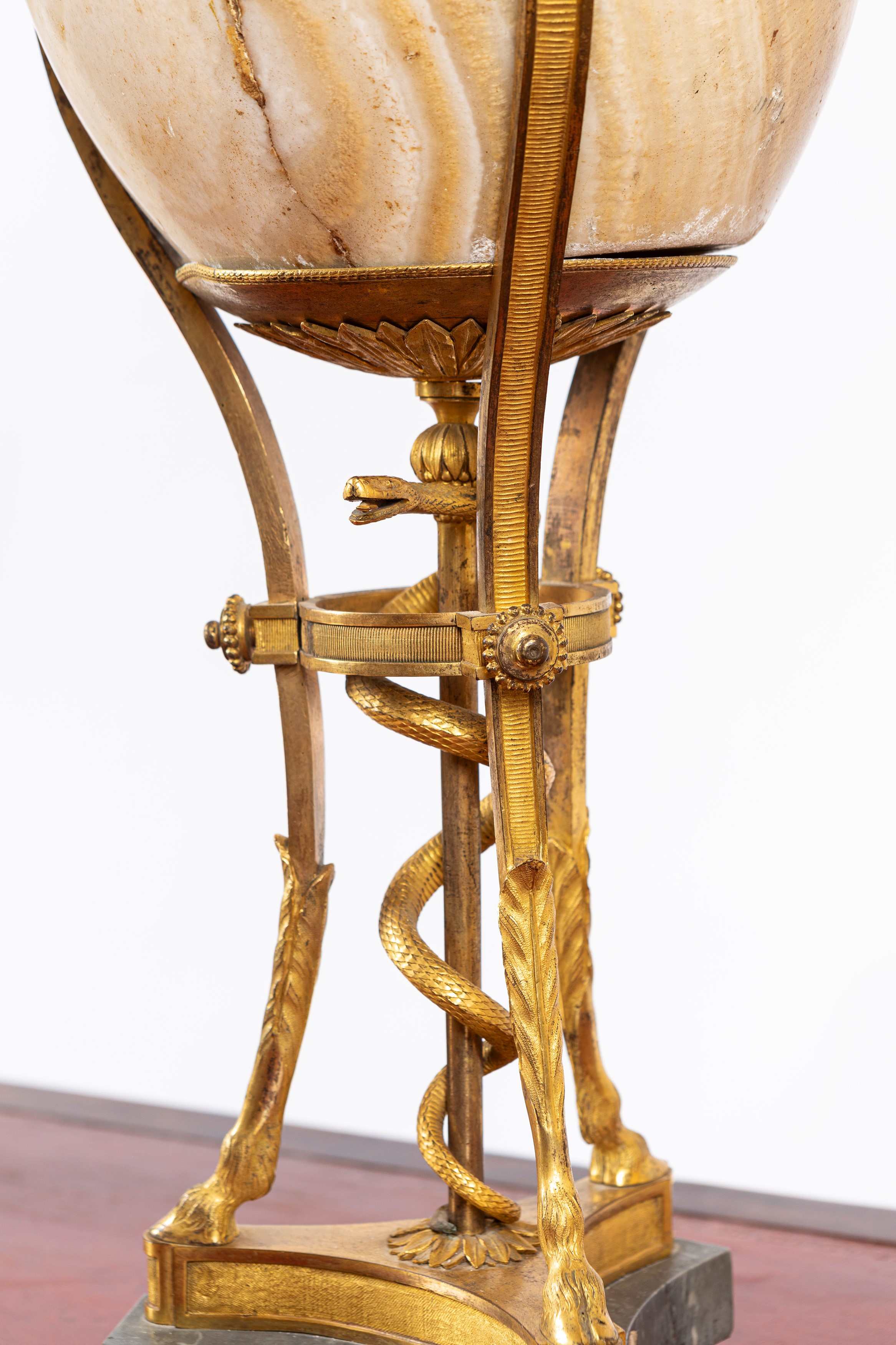Coppia di vasi neoclassici in alabastro montato in bronzo dorato, h cm 60