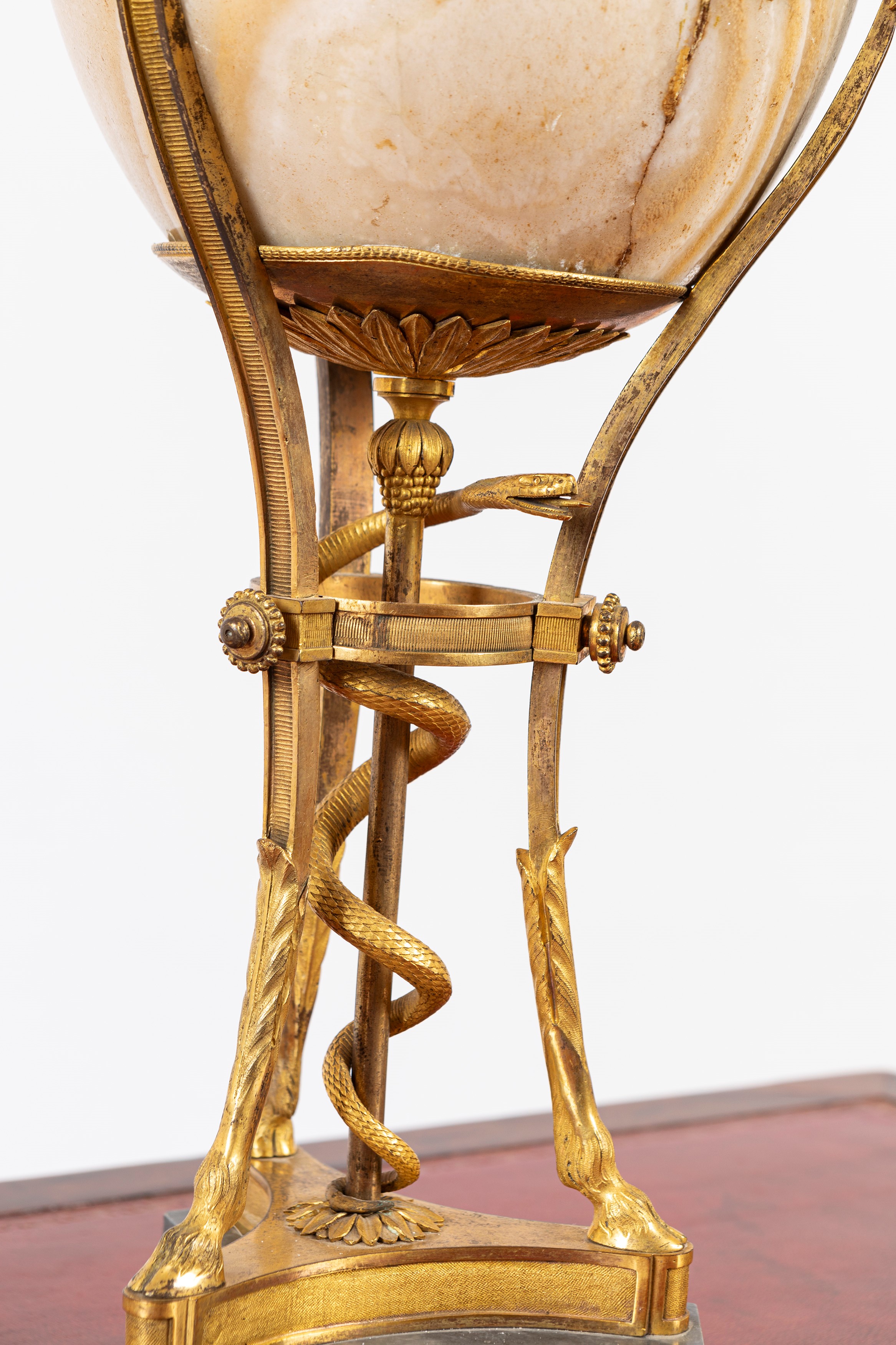 Coppia di vasi neoclassici in alabastro montato in bronzo dorato, h cm 60