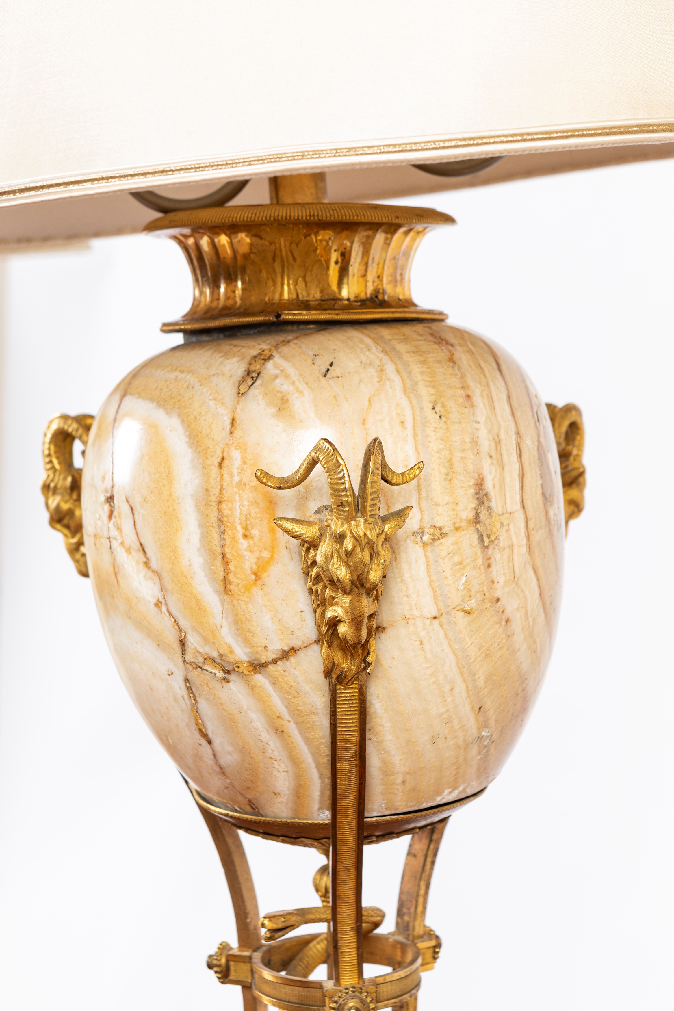 Coppia di vasi neoclassici in alabastro montato in bronzo dorato, h cm 60