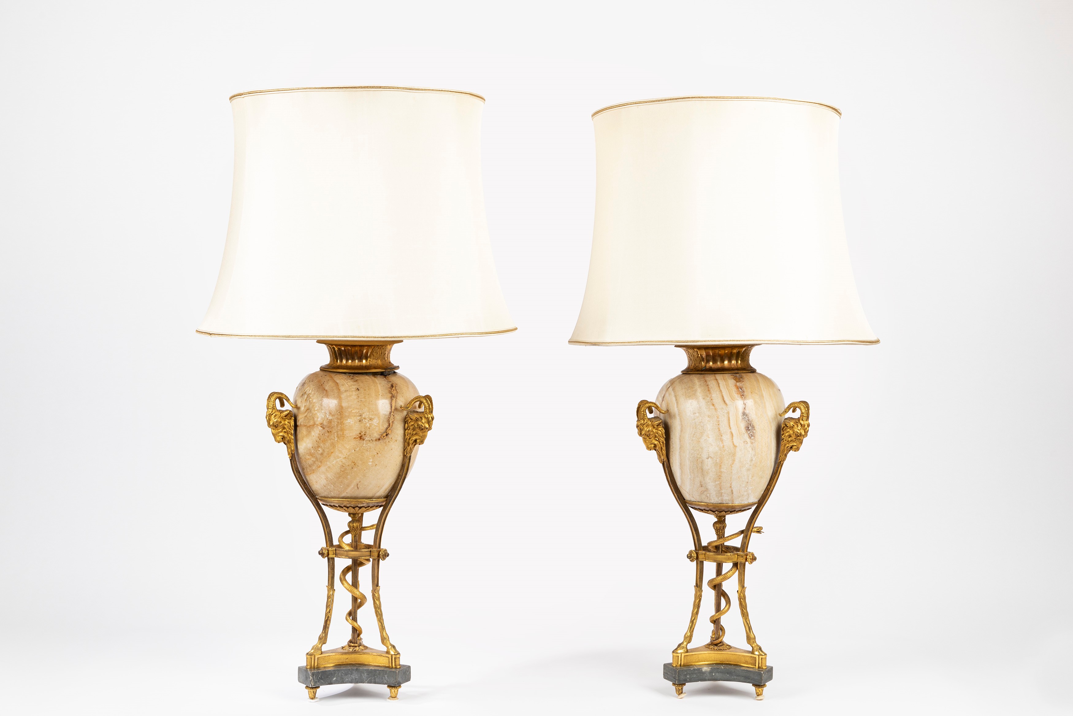 Coppia di vasi neoclassici in alabastro montato in bronzo dorato, h cm 60