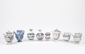  - Cinque orcioli, un albarello e due bottiglie in maiolica