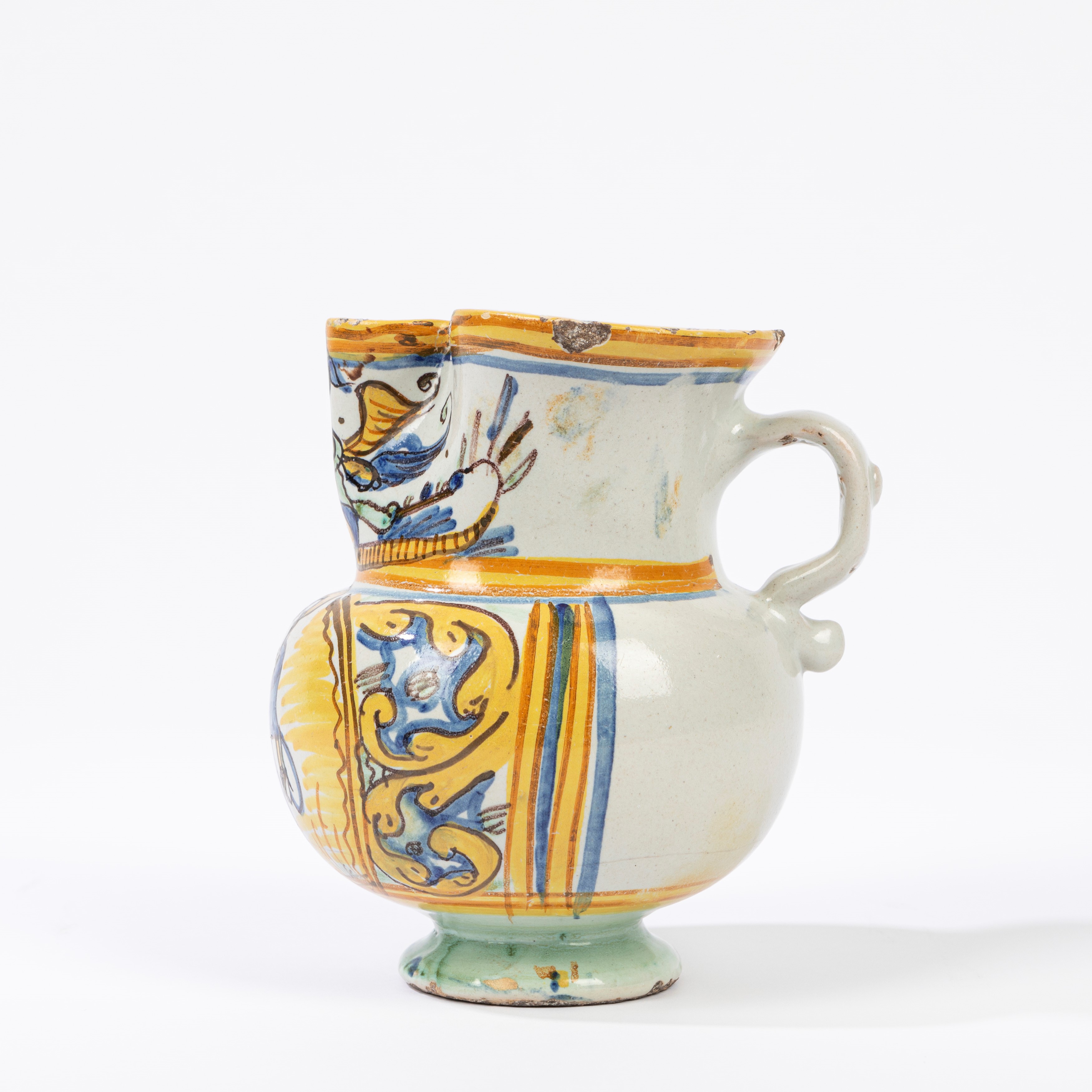 Versatoio in maiolica policroma. Manifattura di Deruta