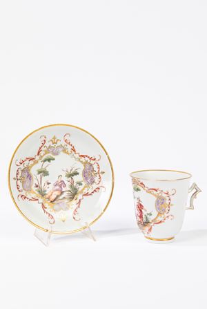  - Tazza con piattino in porcellana policroma