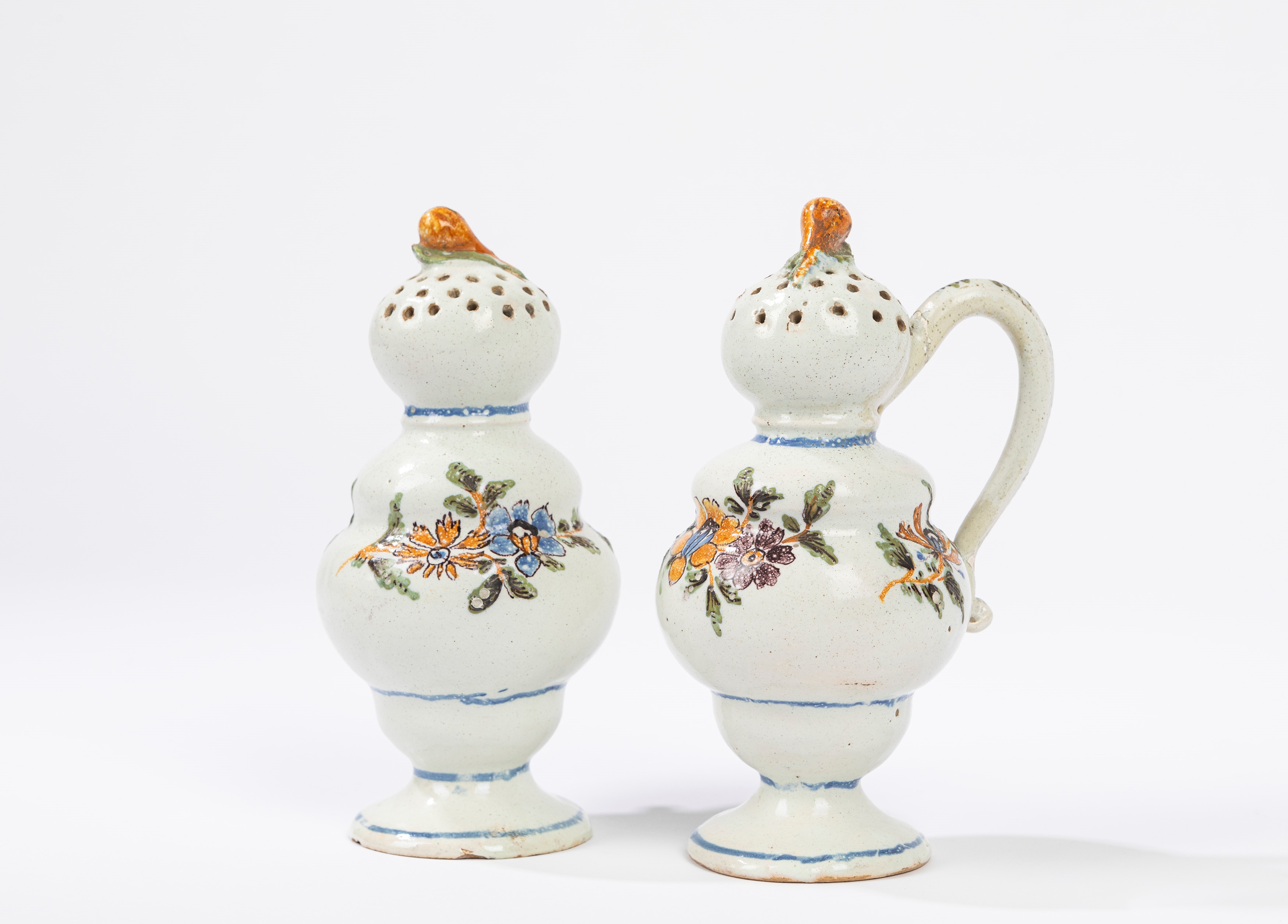 Coppia di spargizucchero in maiolica policroma