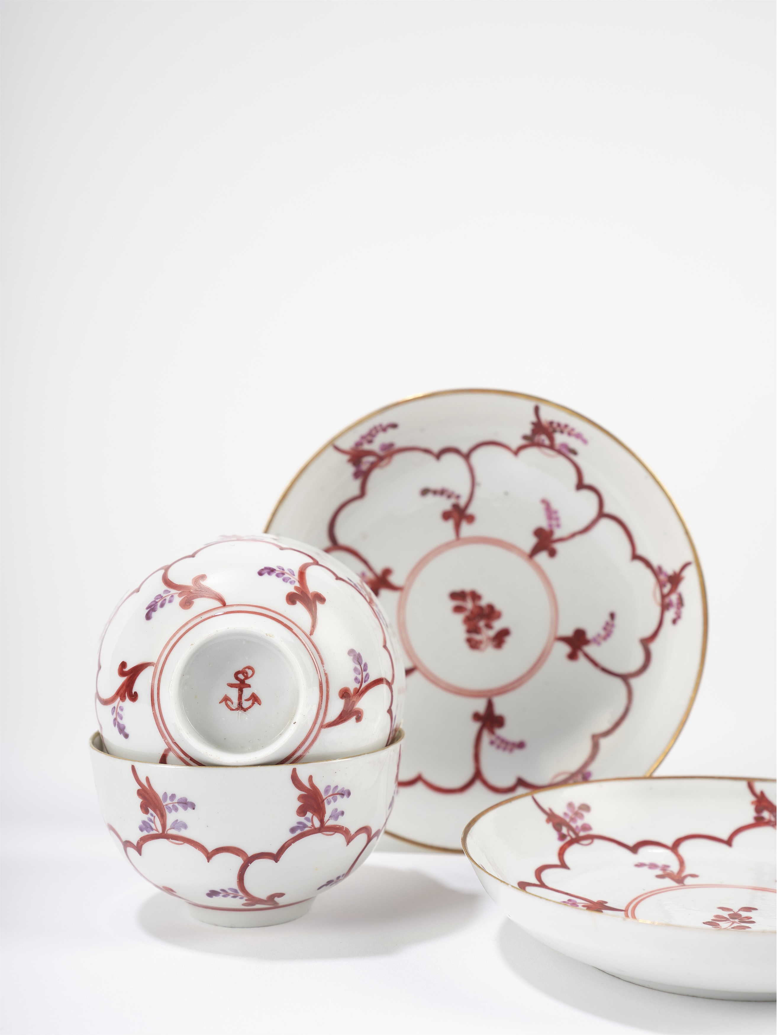 Coppia di tazze con piattino in porcellana policroma. Manifattura di Geminiano Cozzi