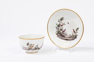 Tazza con piattino in porcellana policroma