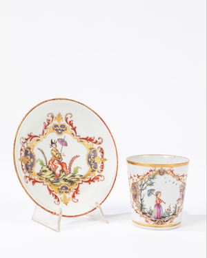  - Tazza con piattino in porcellana policroma