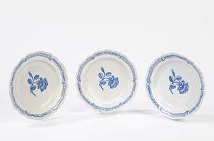 - Tre piatti in ceramica decorata in monocromia blu. Manifattura Ginori a Doccia