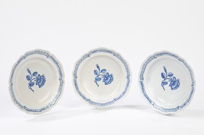 Tre Piatti in Ceramica Decorata in Monocromia Blu. Manifattura Ginori a Doccia, Fine XVIII/inizio...