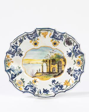  - Piatto da portata in maiolica policroma