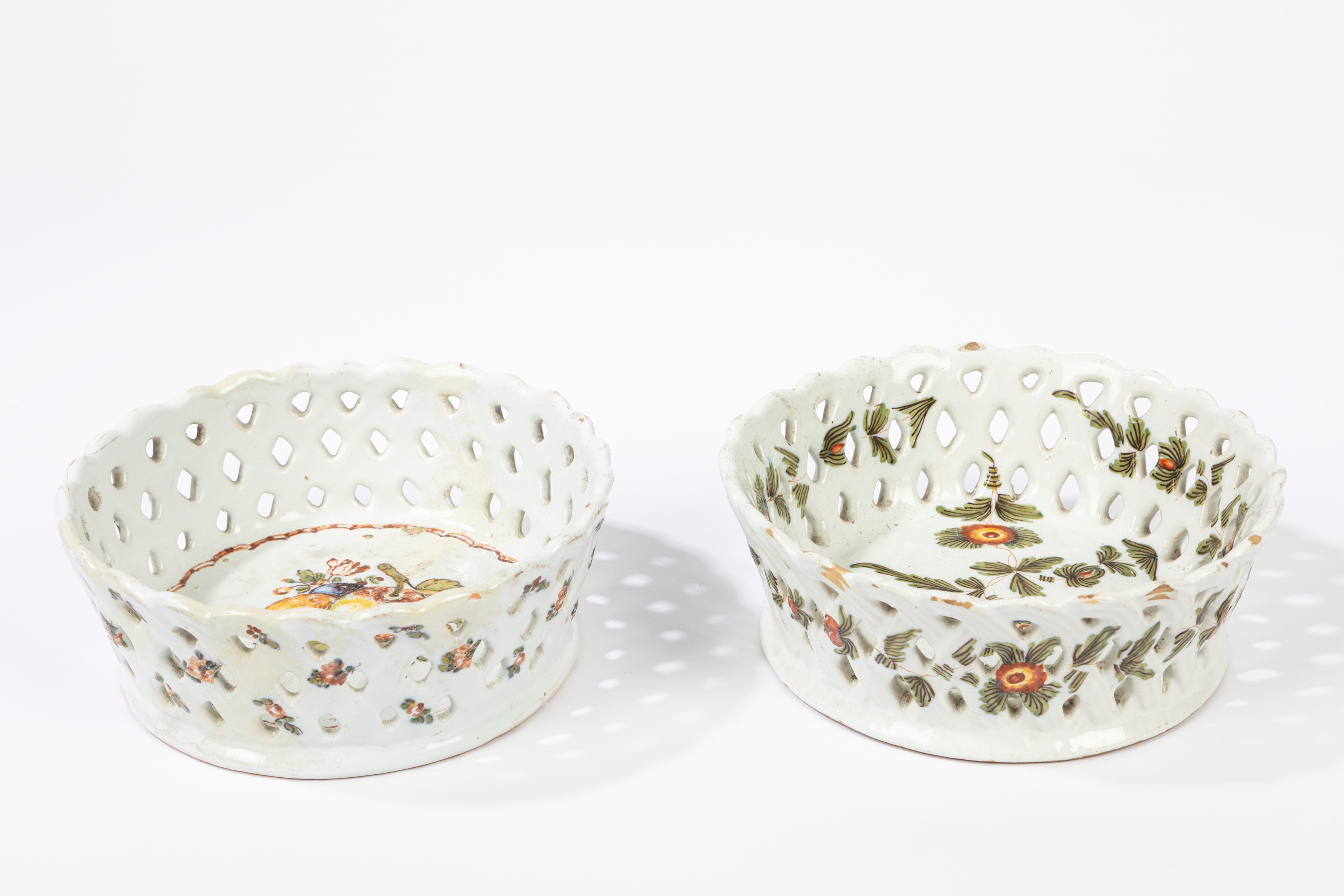 Due cestini portadolci in maiolica policroma