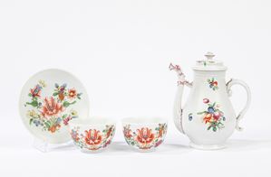 Lot comprising two polychrome porcelain cups one of which without saucer and a coffee pot