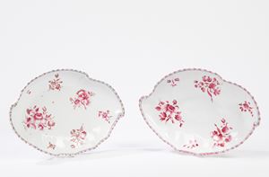 Coppia di marescialle in porcellana in monocromia porpora