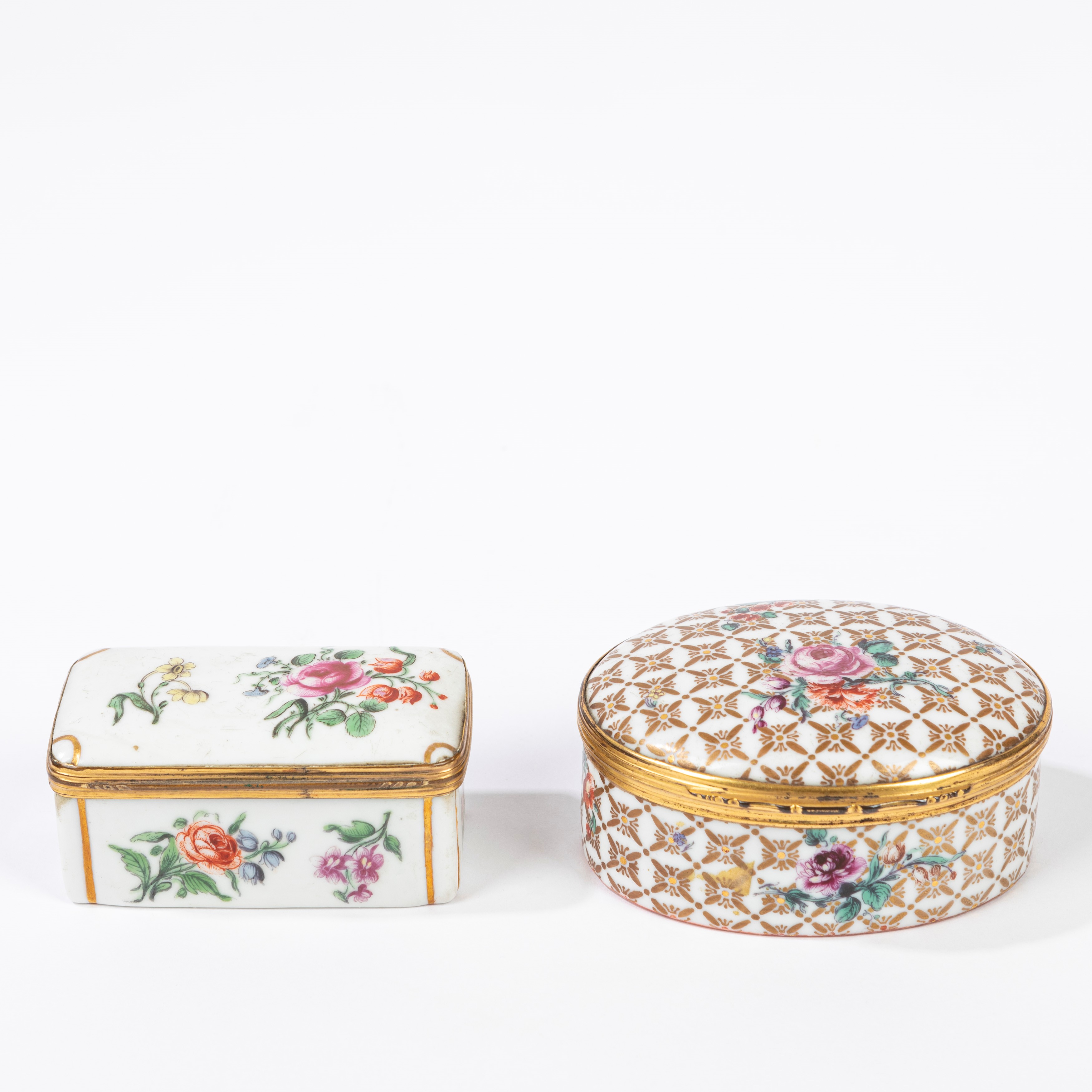 Due tabacchiere in porcellana policroma