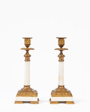 Coppia di candelieri in marmo bianco e metallo dorato