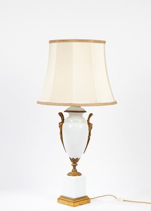  - Lampada da tavolo in vetro opalino e bronzo dorato