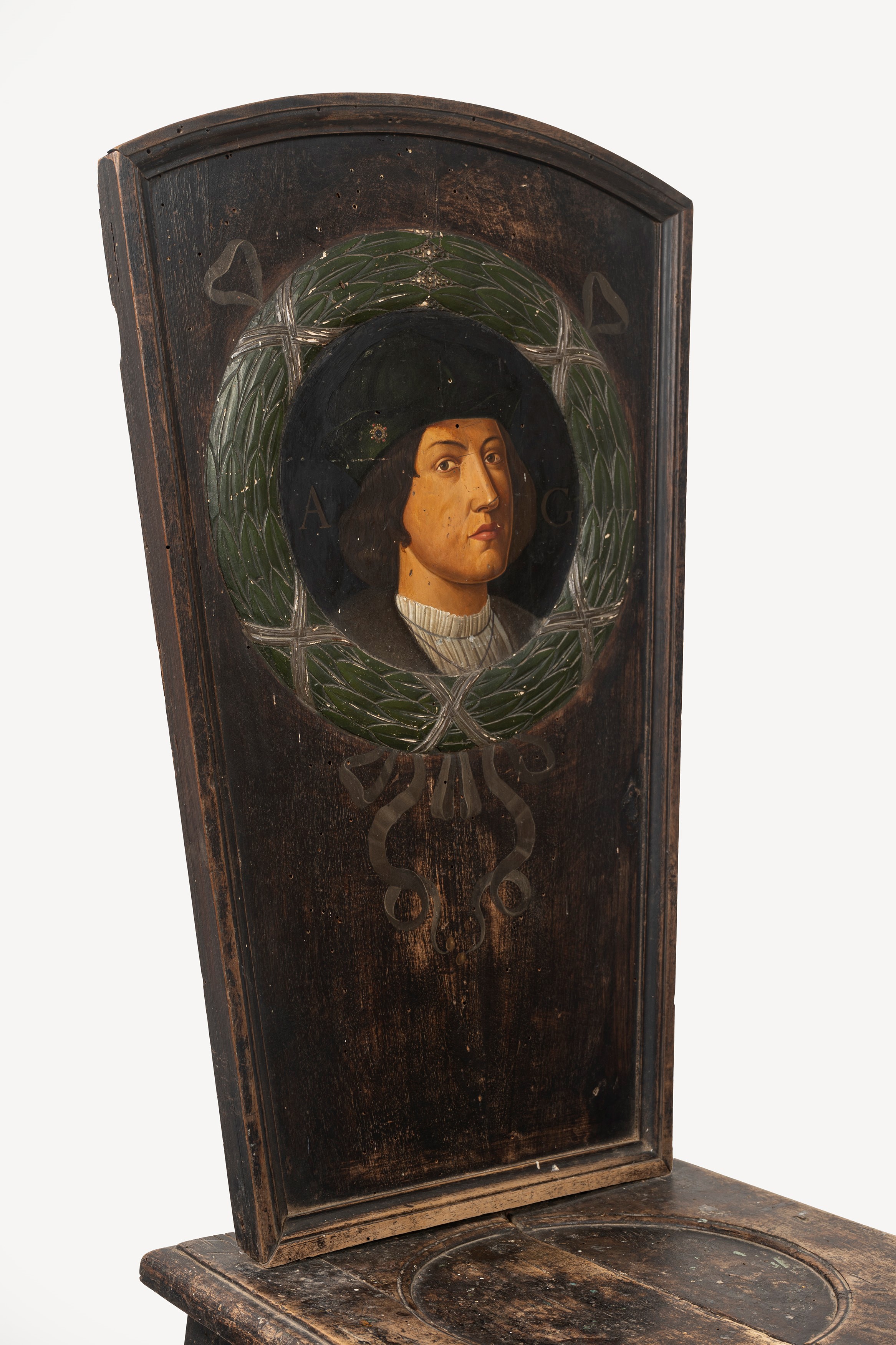 Coppia di Sedie in Legno in Stile Neorinascimentale