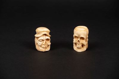 Due Pomi di Bastone a Forma di Teschi in Osso, Secolo XX