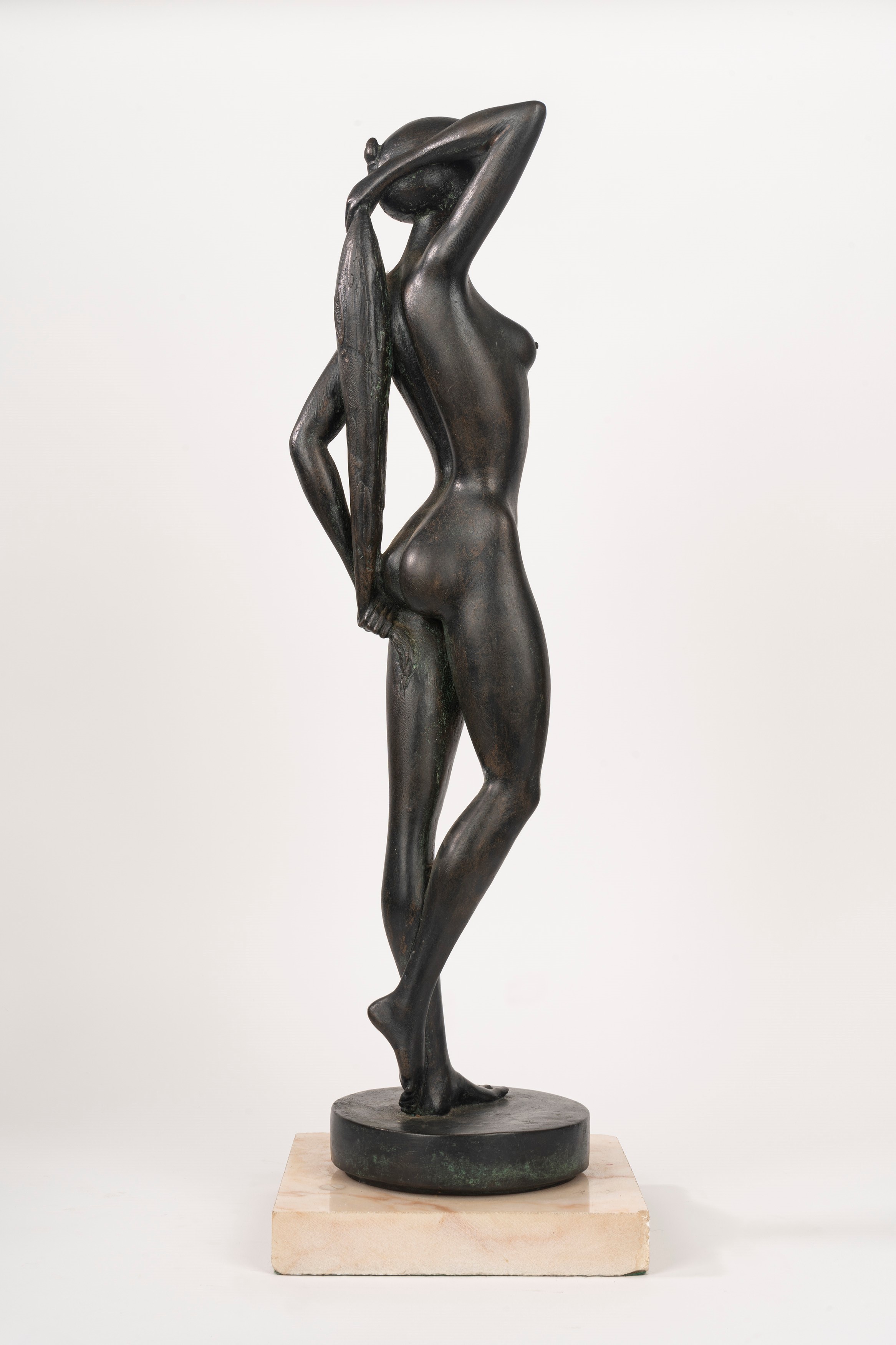 Nudo dalla lunga treccia