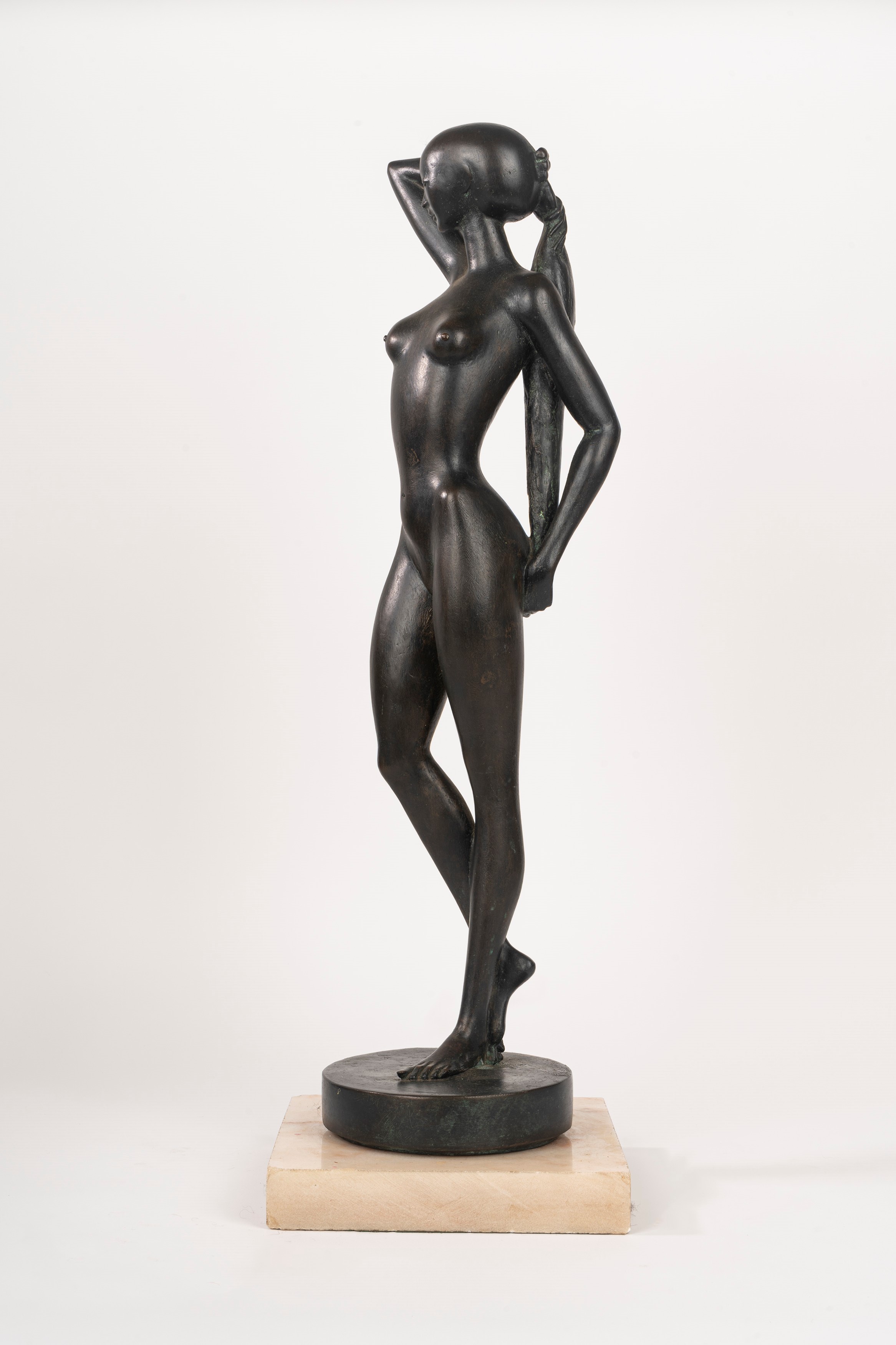 Nudo dalla lunga treccia