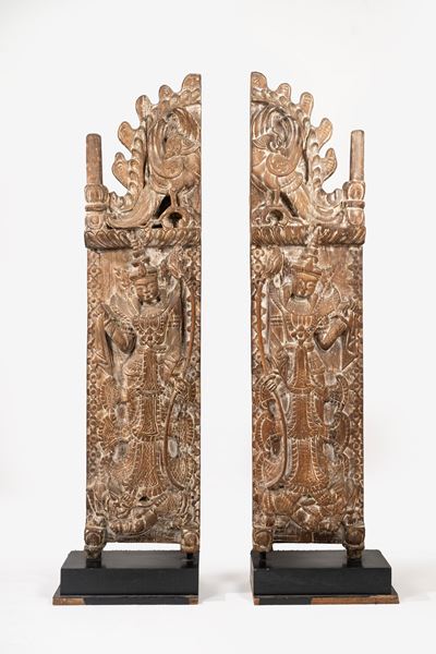 Due Ante di Porta in Legno Intagliato, Birmania o Thai, Fine Secolo XIX - Inizi Secolo XX